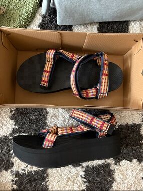 NWT Teva Flatform Universal Sandals